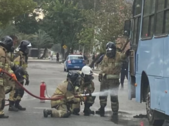 Ônibus pega fogo no centro de Cabo Frio