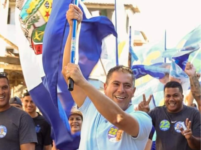 Debaixo de sol forte, Dr. Serginho participa de caminhada em Tamoios