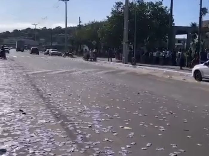 Em Cabo Frio é possível ver santinhos espalhados nas ruas. Prática é considerada crime eleitoral