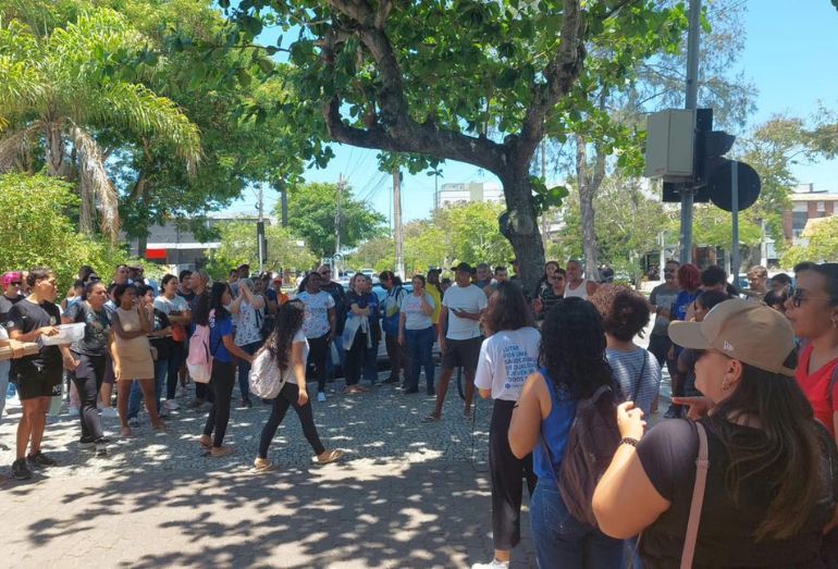 Manifestantes denunciam irregularidades em contratos e cobram pagamento de salários atrasados em Cabo Frio