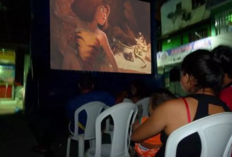 Sessões gratuitas de cinema ao ar livre foram apresentadas em alguns bairros de Cabo Frio