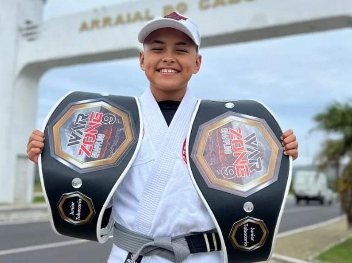 Atleta de 9 anos de idade conquista 2 cinturões de jiu-jitsu para Arraial do Cabo