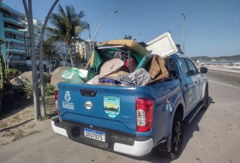 GM retira acampamentos irregulares da Praia do Forte, em Cabo Frio