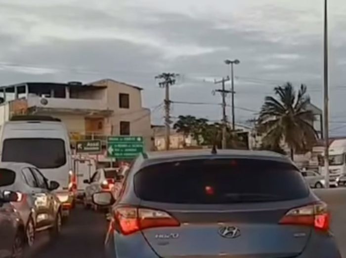 Não tem 1 guarda? Motorista desabafa sobre engarramento em Cabo Frio