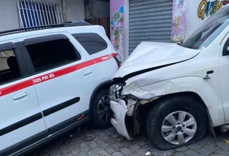 Carro desgovernado causa estragos e deixa moradores sem energia em Arraial do Cabo