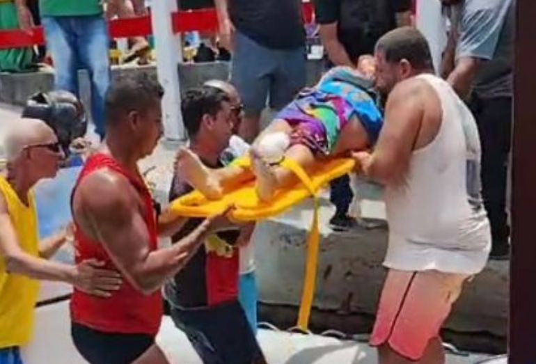 Turista se machuca ao cair na escadaria das Prainhas do Pontal do Atalaia, em Arraial do Cabo