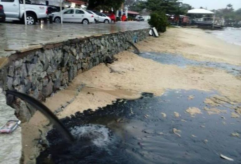 Flagrante de despejo de esgoto atinge Praia de Manguinhos, em Búzios