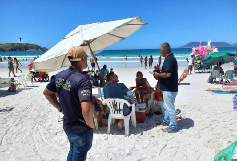 Esquema dos guarda-sóis: ambulantes tentam enganar fiscalização em Cabo Frio