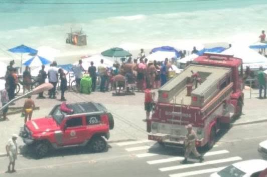 Fogo atinge carrinho de ambulante na Praia das Dunas, Cabo Frio