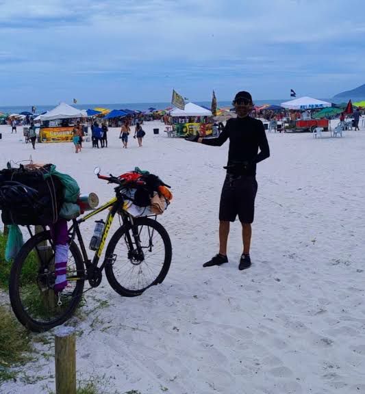 De Minas às praias da Região dos Lagos: ciclista pedala 700 km para realizar sonho