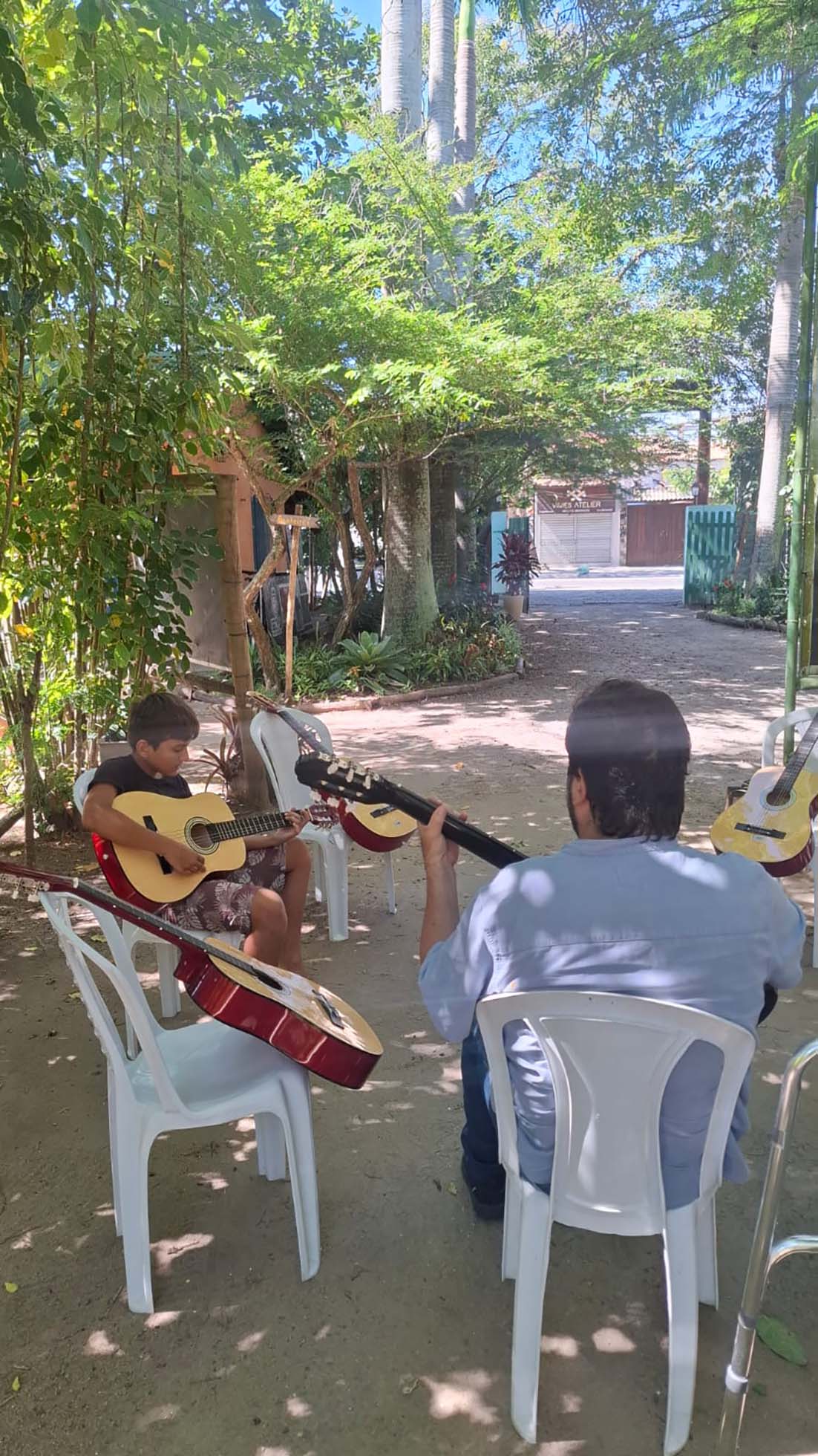 Projeto Horto Musical oferece aulas gratuitas de violão em Cabo Frio