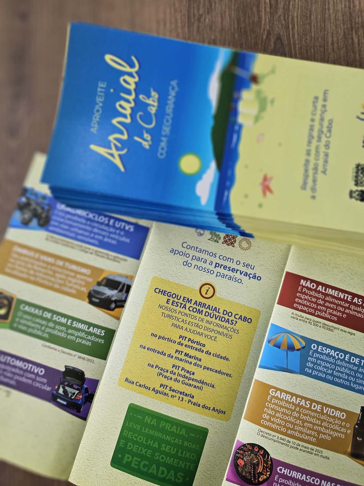 Turistas recebem guia com regras para aproveitar as praias de Arraial do Cabo com segurança