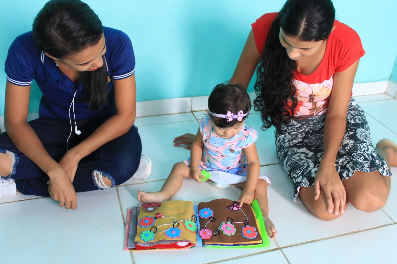 Programa Criança Feliz oferece suporte a famílias em Arraial do Cabo