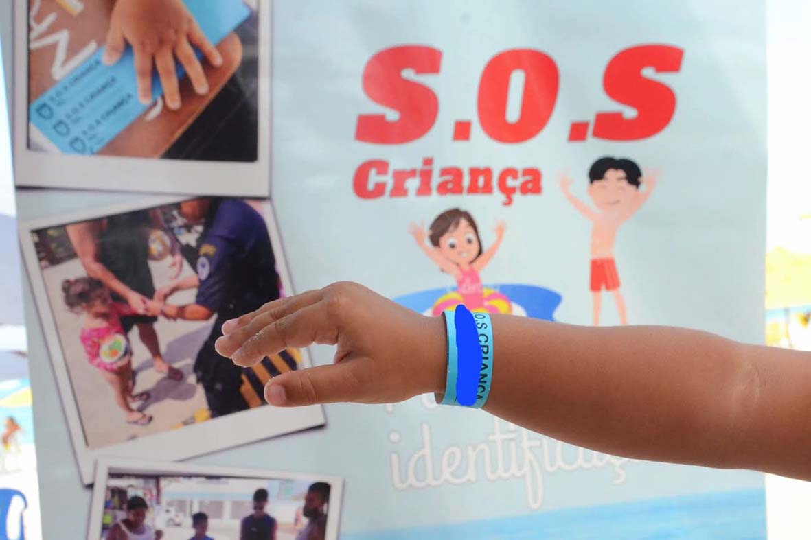 Guardas Municipais distribuem pulseiras de identificação nas praias de Arraial do Cabo até o Carnaval