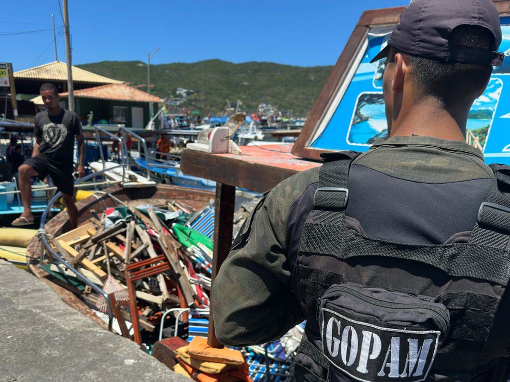 Operação conjunta apreende três toneladas de estruturas comerciais na Praia do Forno em Arraial do Cabo