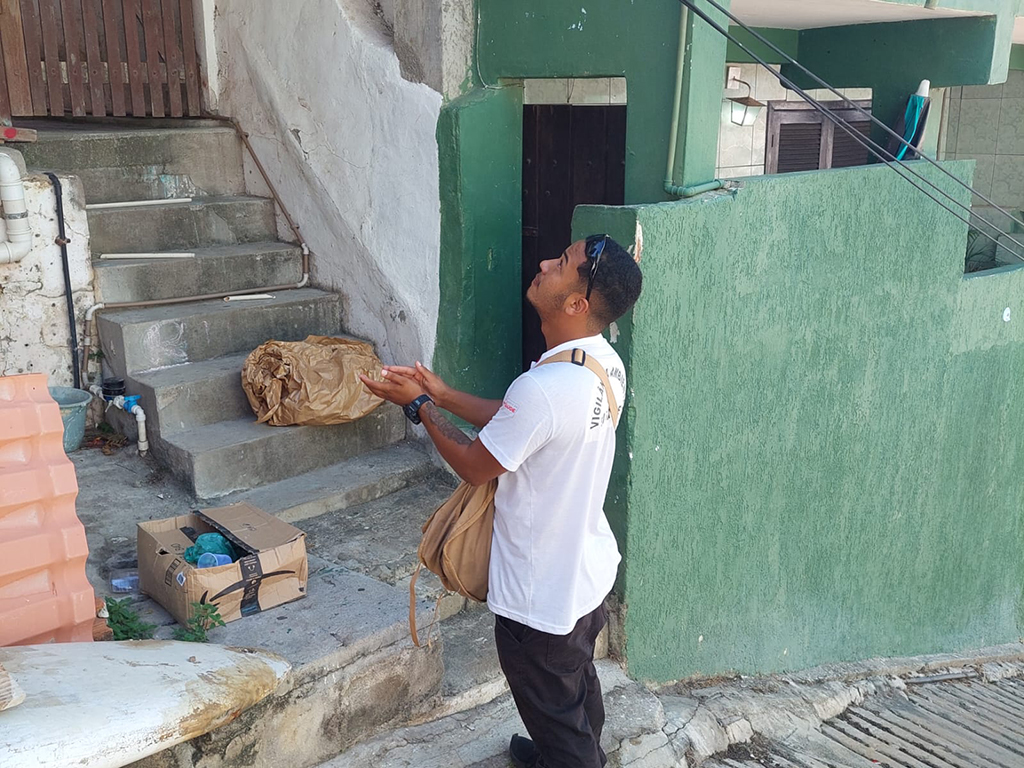 Mutirão contra a dengue no Morro do Forno, em Arraial, inspeciona mais de 200 imóveis