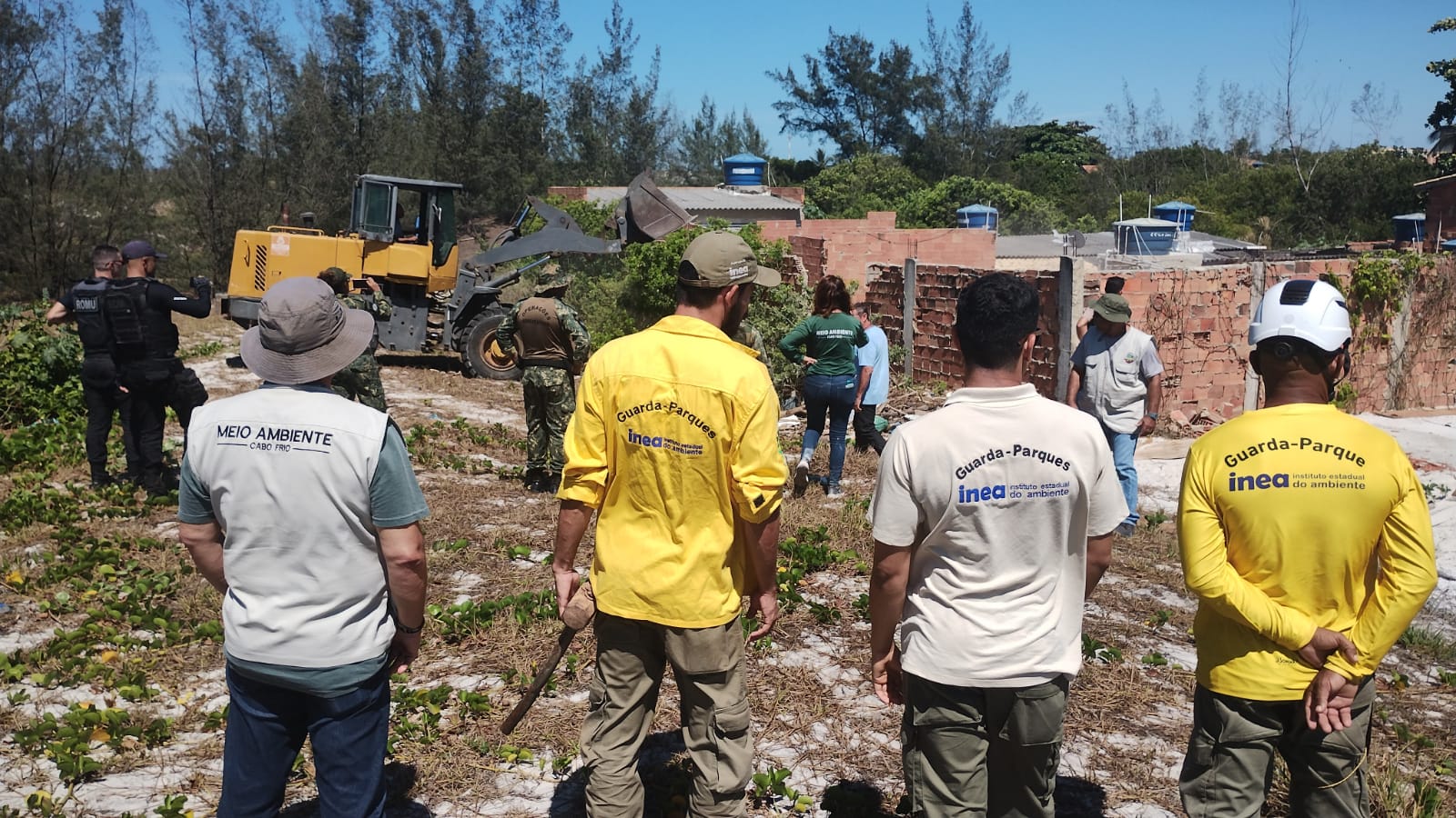 Operação retira construções ilegais de parque ambiental no bairro Braga, em Cabo Frio