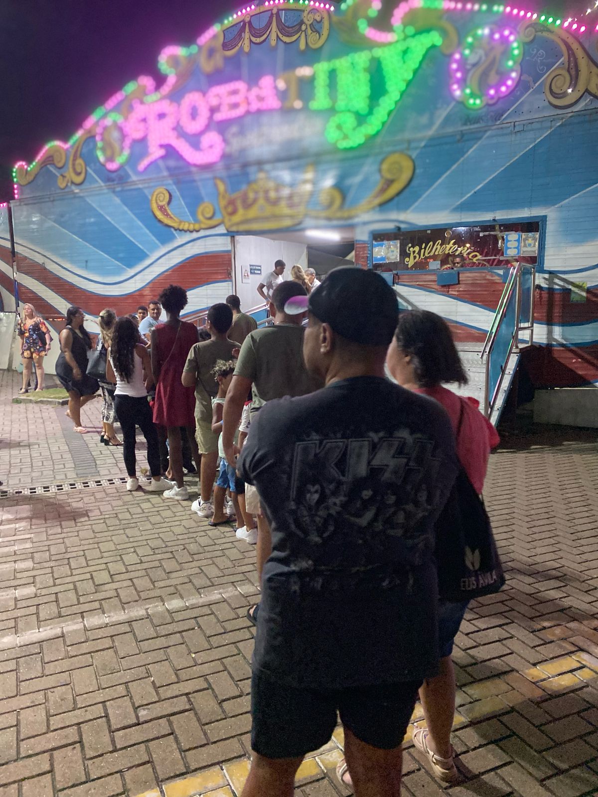Cabo Frio leva crianças e adolescentes ao circo para noite de diversão por meio do CRAS