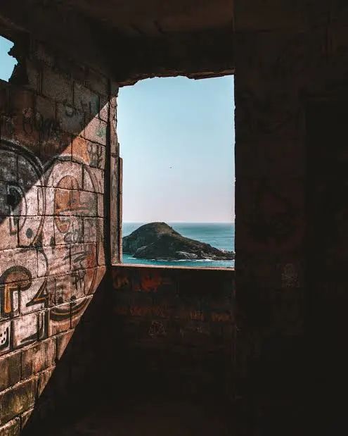 Após acidente com turista, autoridades reforçam alerta sobre áreas de risco em Arraial do Cabo