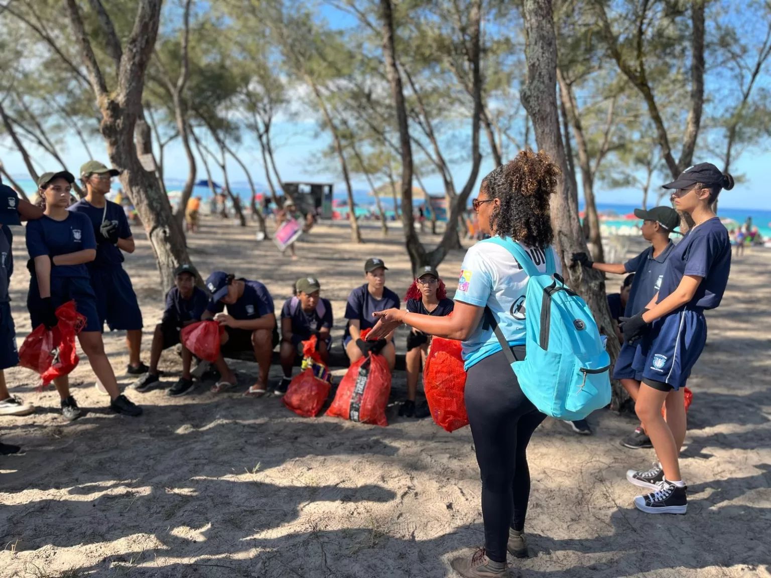 Jovens realizam ação ambiental e reforçam preservação dos oceanos em Arraial do Cabo