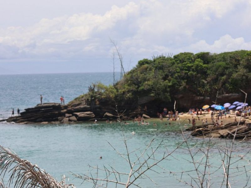Moradores de Búzios ironizam Fiscalização de Posturas depois de vídeo de pichação em praia da cidade