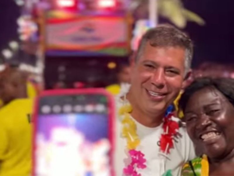Prefeito de Cabo Frio. Dr. Serginho aproveita 1ª noite de Carnaval junto do povo
