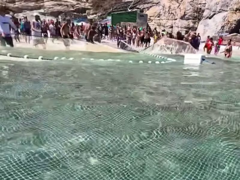 Pescadores artesanais comemoram pesca abundante na Praia Grande, em Arraial do Cabo