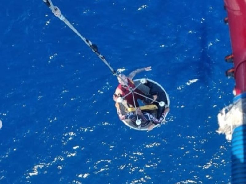 Helicóptero dos Bombeiros resgata pescadores de Niterói à deriva no mar da região