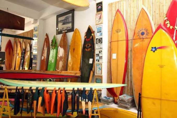 Prefeitura de Cabo Frio celebra o Dia da Mulher com surfe na Praia do Forte