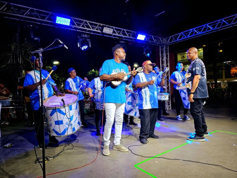 Baterias da Mangueira e Beija-Flor agitam 1º dia de Carnaval em Arraial do Cabo