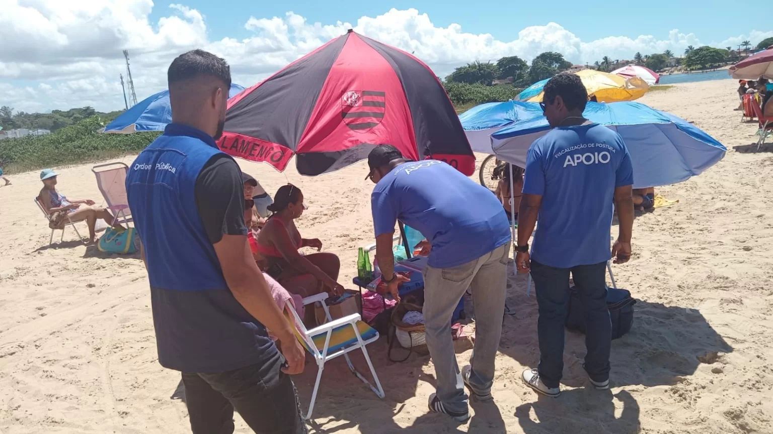 Fiscalização em Tamoios mira consumação mínima e venda casada na Praia do Pontal