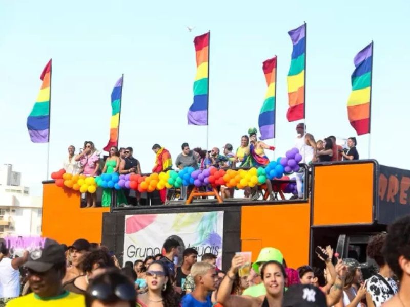 Bloco Carnagay comemora 21 anos com desfile na Praia do Forte, em Cabo Frio, nessa segunda, 3