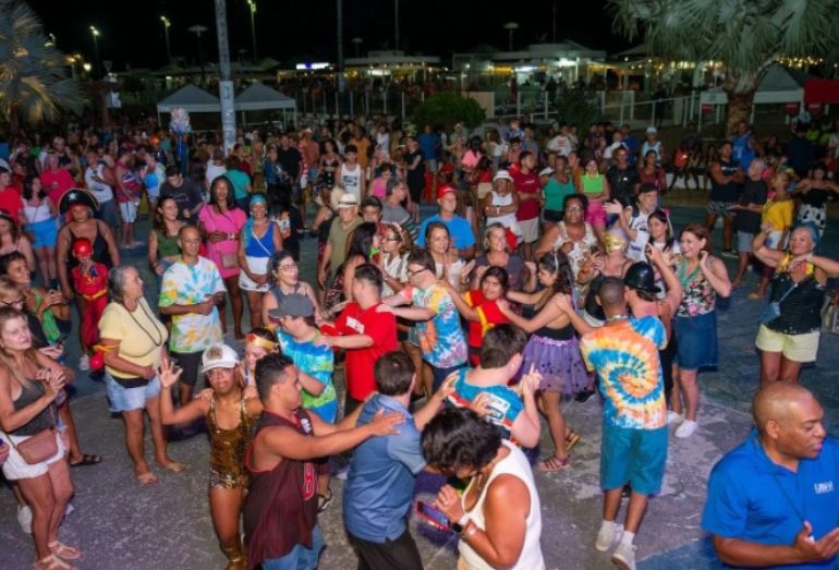 Carnaval em Cabo Frio está reunindo centenas de foliões; veja a agenda desta segunda