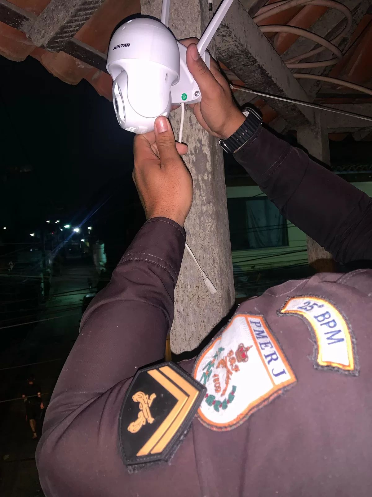 Dispositivos de monitoramento do tráfico são retirados pela polícia em Cabo Frio