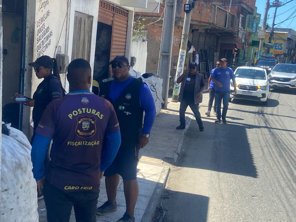 Operação no Jacaré retira veículos abandonados e desobstrui calçadas em Cabo Frio