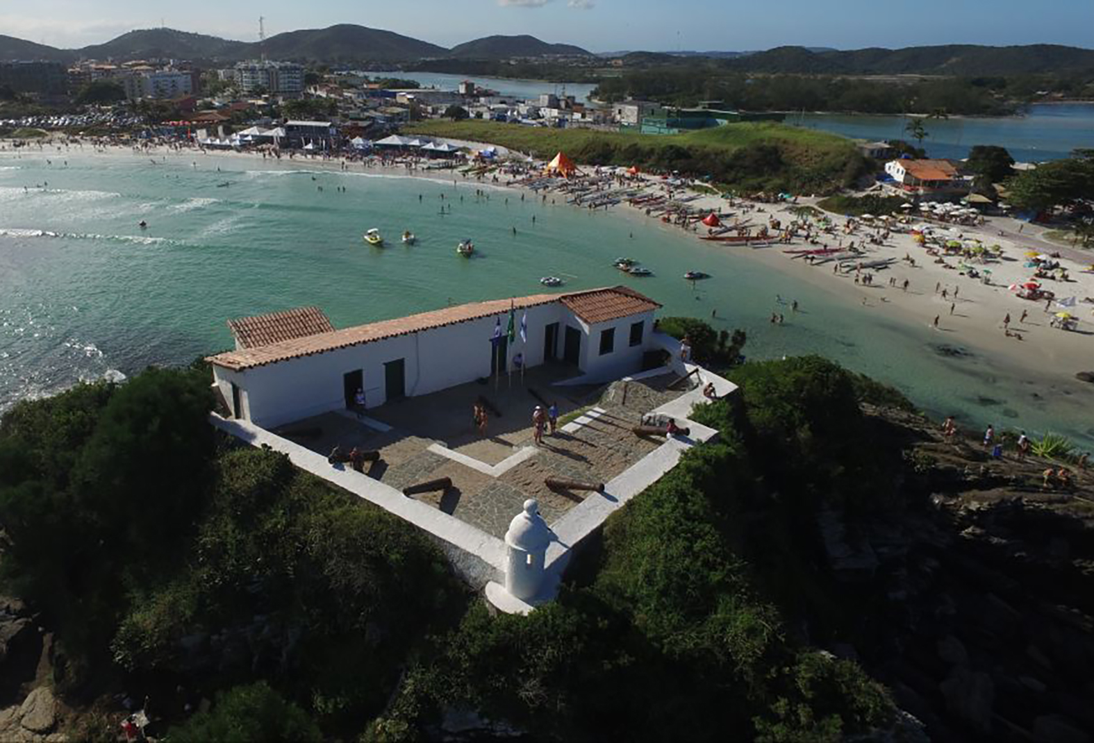 Cabo Frio marca o Abril Azul com iluminação especial no Forte São Mateus