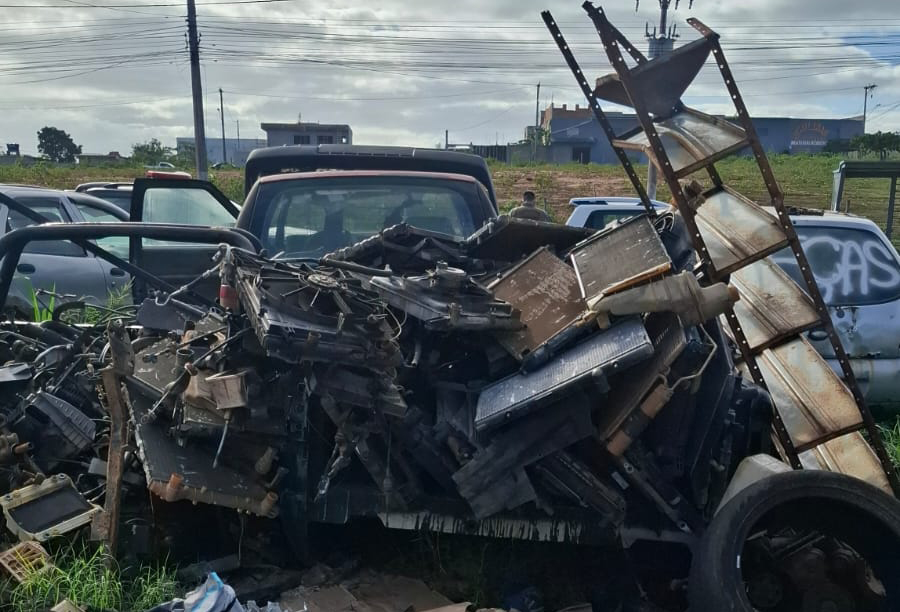 Ferro-velho irregular é interditado em Cabo Frio durante força-tarefa de fiscalização
