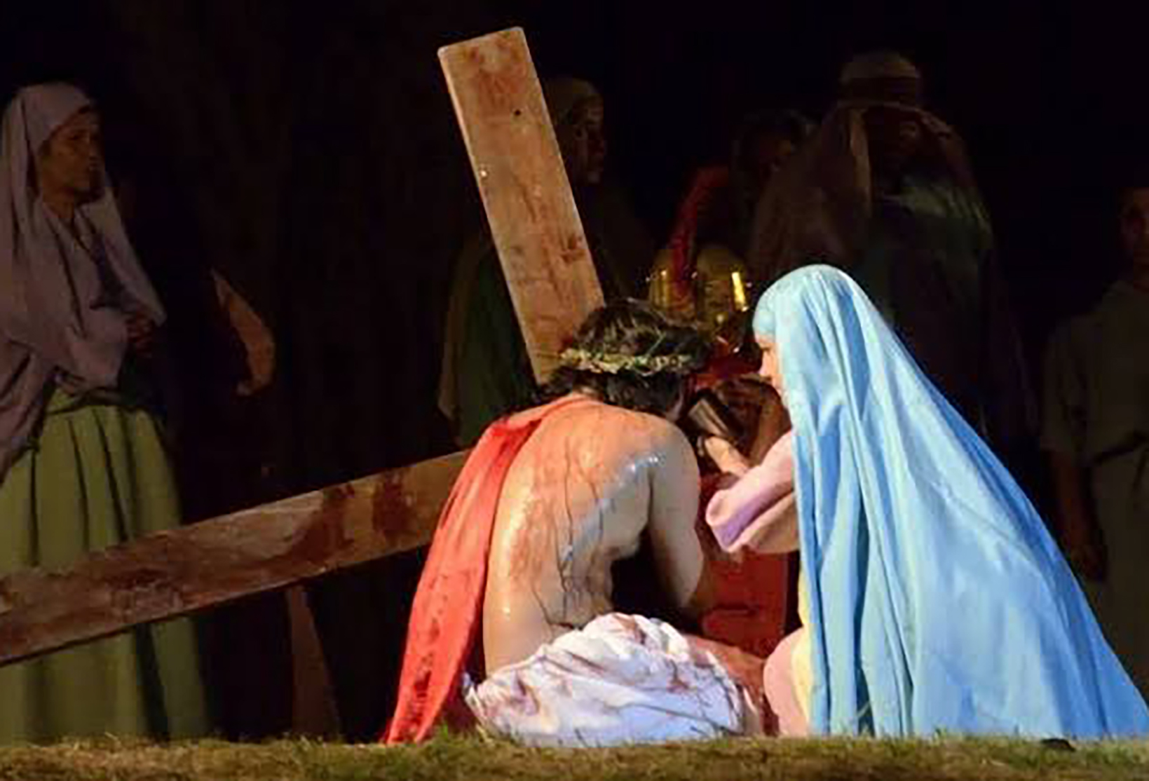 Tradição e fé marcam encenação da Paixão de Cristo na Praia dos Anjos, Arraial do Cabo