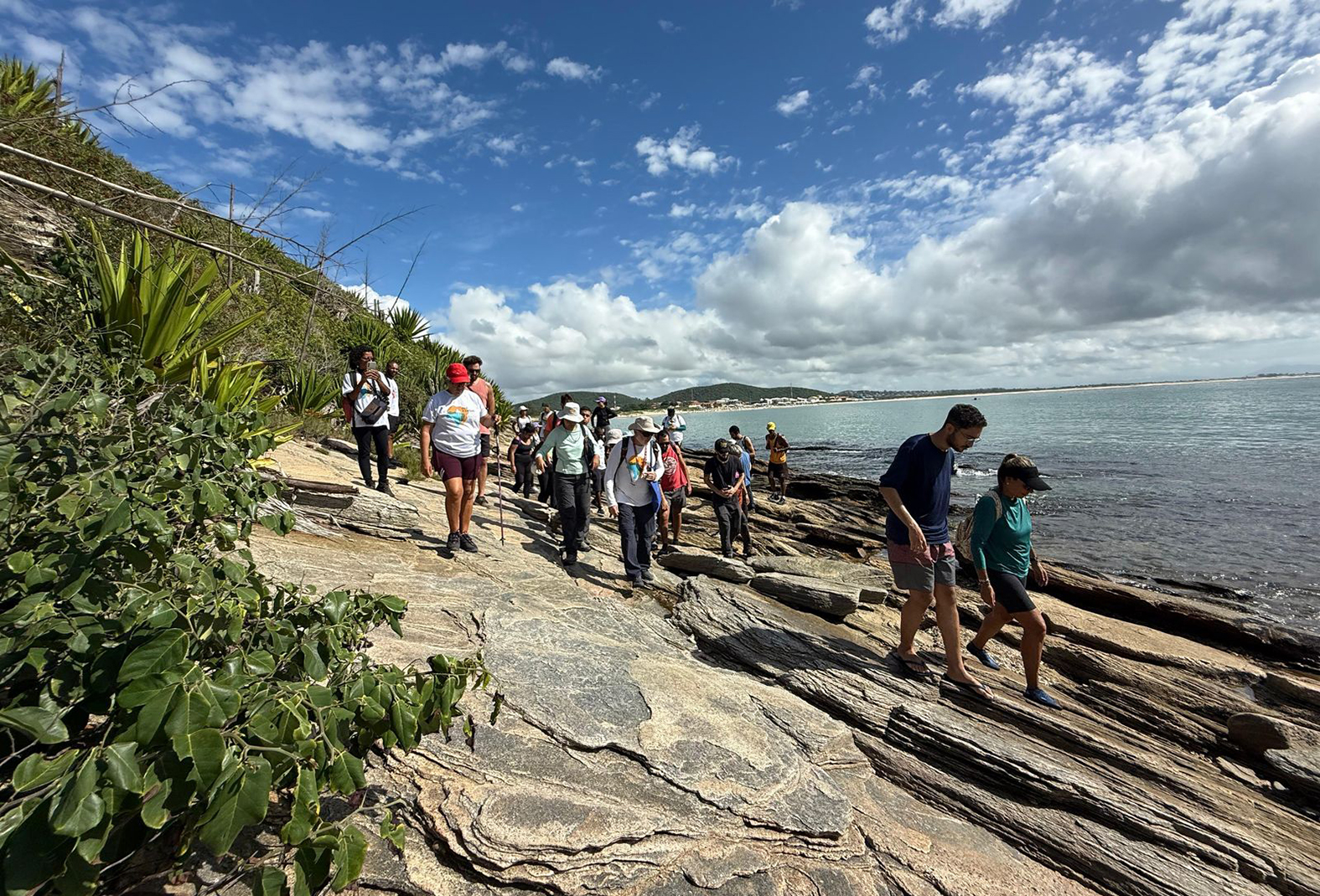 Praia das Conchas e Morro do Vigia recebem evento que une ciência e turismo em Cabo Frio
