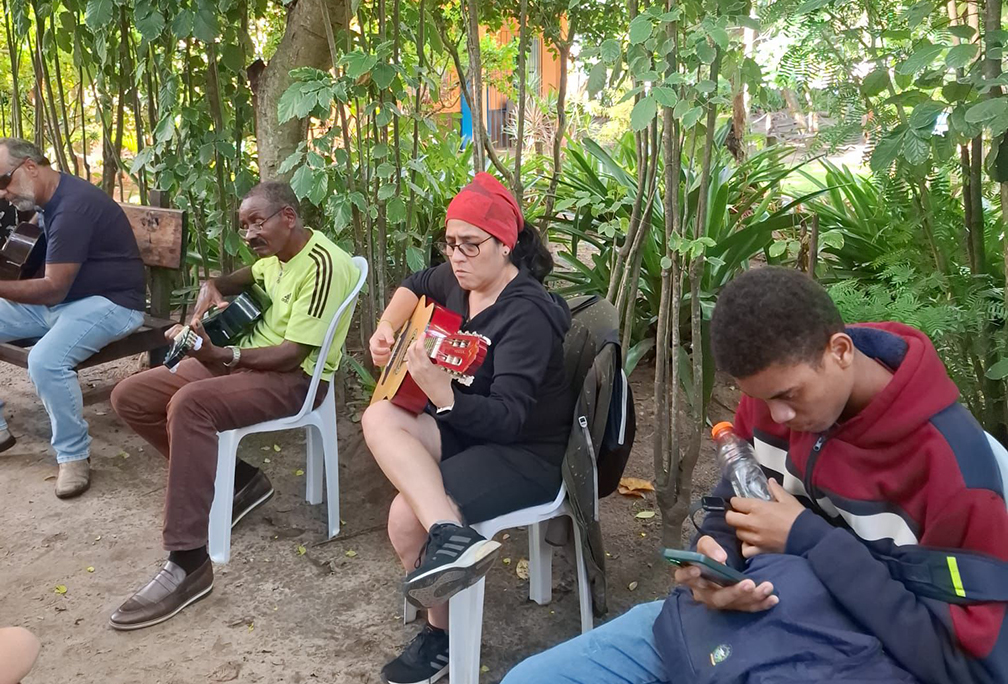 Neta de Mercedes Sosa conhece projeto musical em Cabo Frio e se encanta com oficina de violão