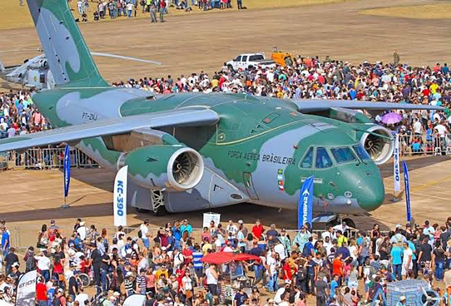 Esquadrilha da Fumaça se apresenta em Arraial do Cabo com proibição de voos não autorizados