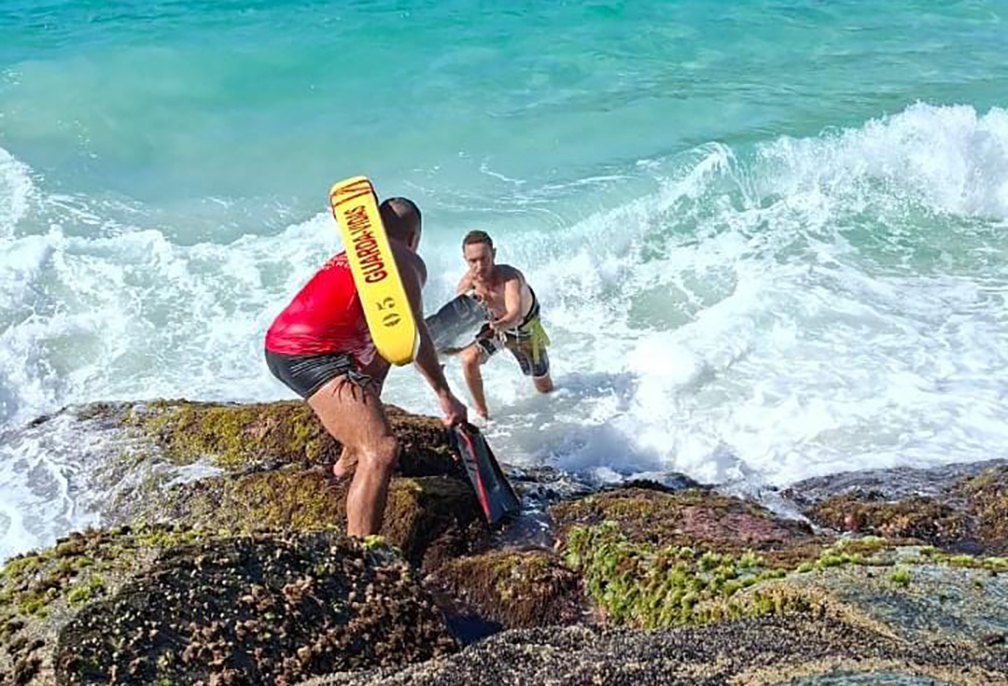 Arraial do Cabo tem kitesurfista socorrido após perder controle no mar