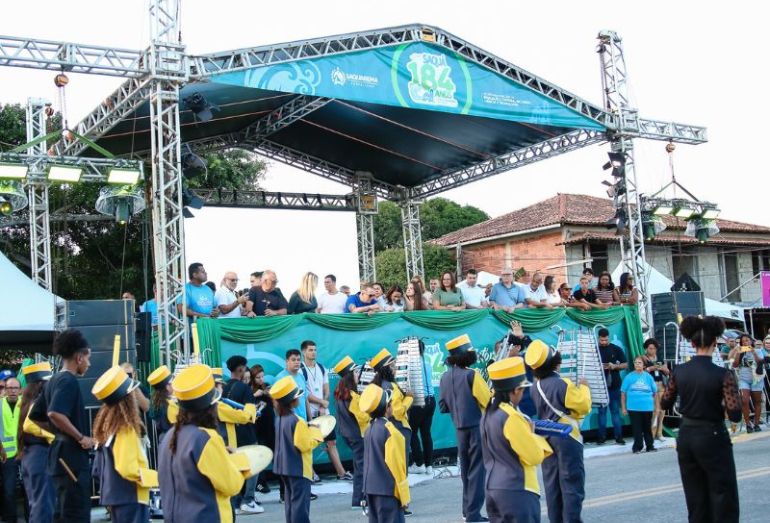 Desfile cívico-escolar abre comemoração pelos 184 anos de Saquarema