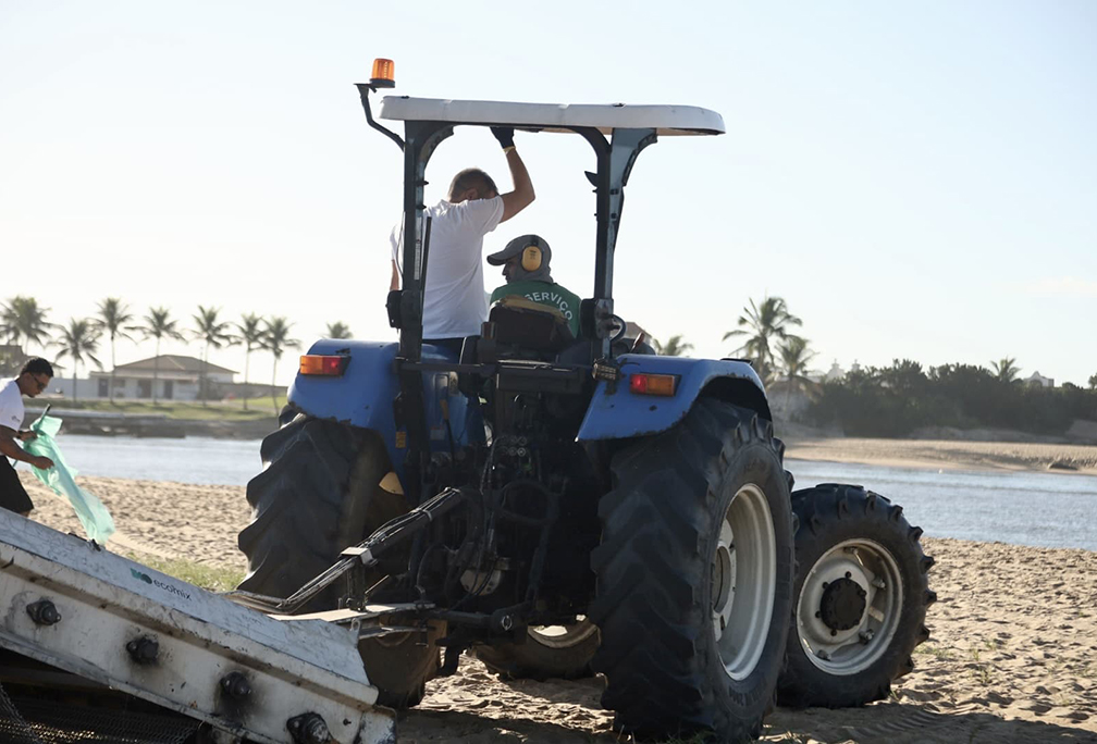 Pontal de Santo Antônio recebe ação de limpeza contra microlixo em Tamoios, Cabo Frio