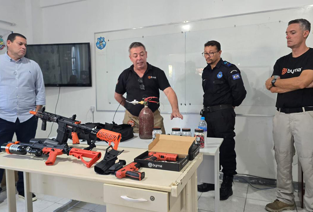 Guarda Civil de Cabo Frio testa armamentos de menor letalidade em treinamento técnico