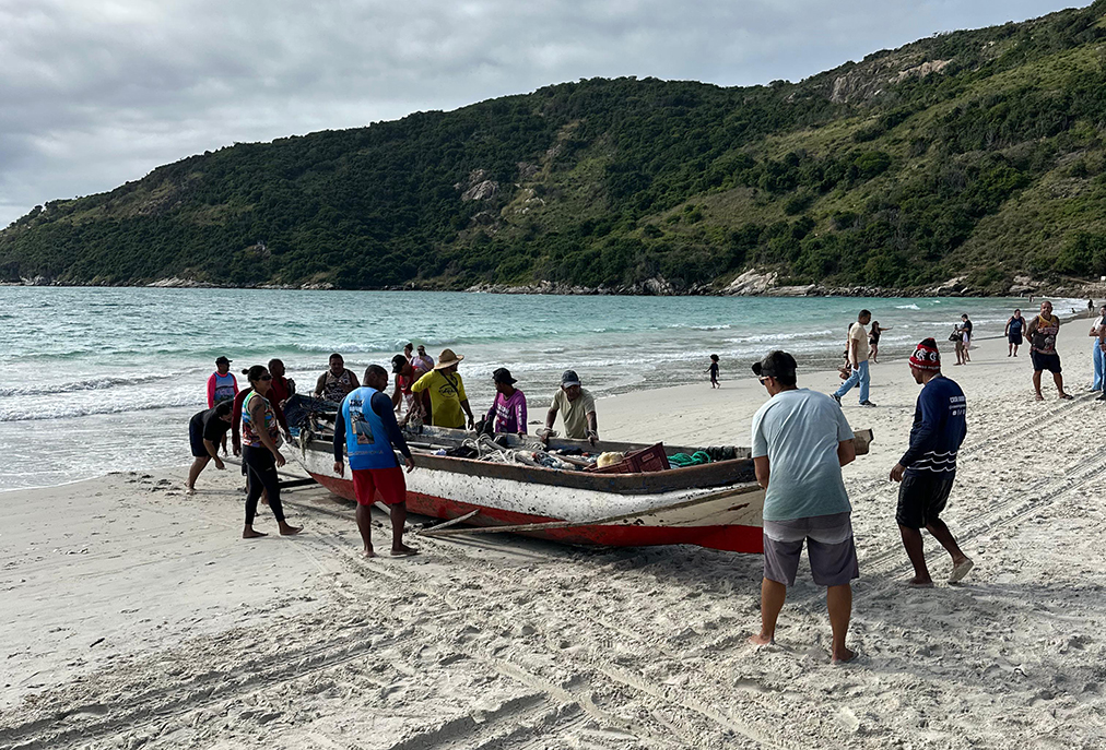 Tradição e esporte se unem em competição de canoa na Prainha em Arraial do Cabo