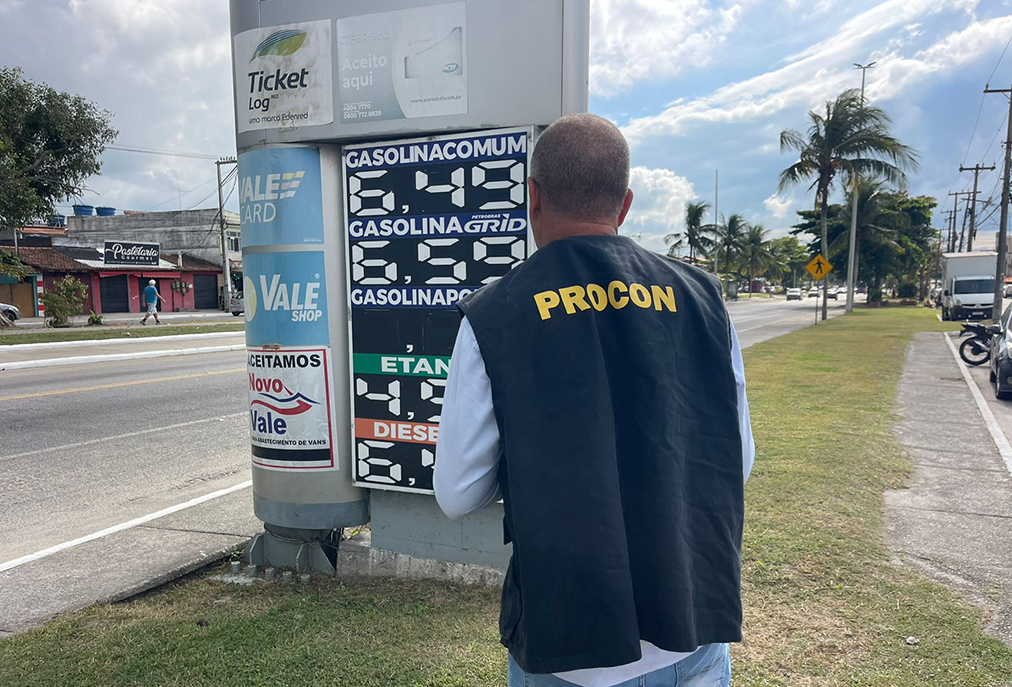 Procon fiscaliza postos de Cabo Frio após redução no preço da gasolina anunciada pela Petrobras