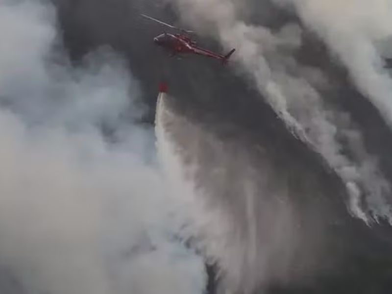 Incêndio de grandes proporções em Maricá pode ter sido causado por queda de balão