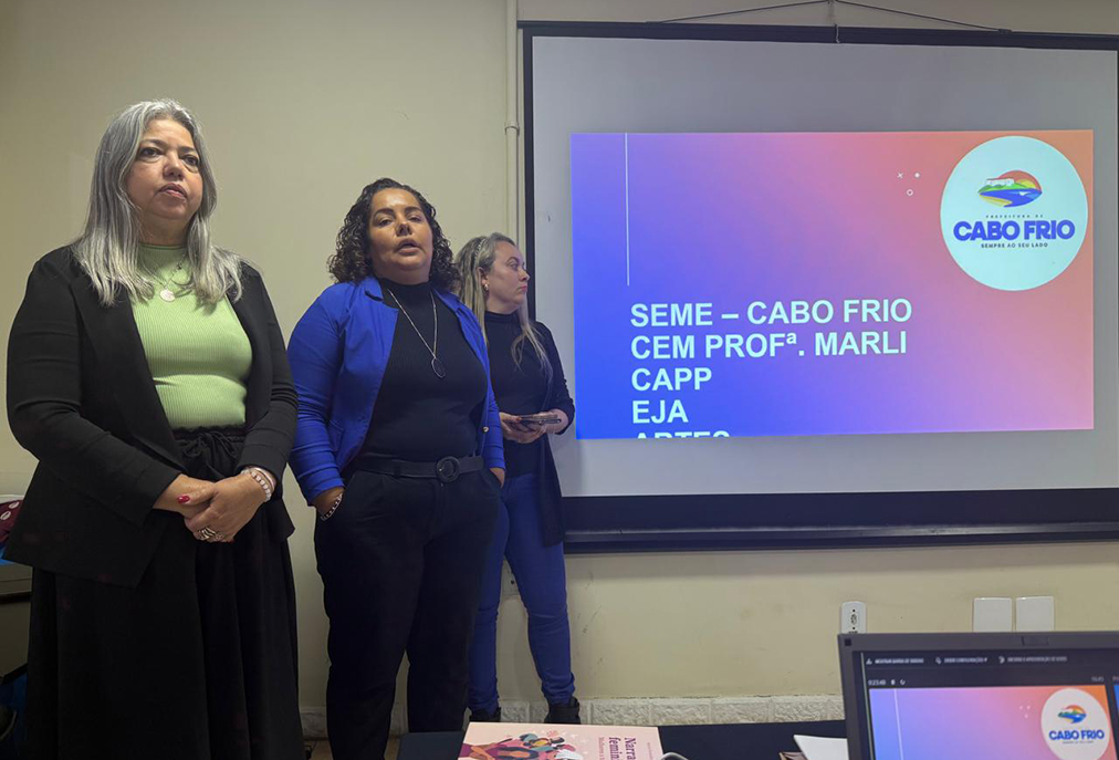 Professora de Cabo Frio leva iniciativa sobre histórias de vida ao Fórum da EJA