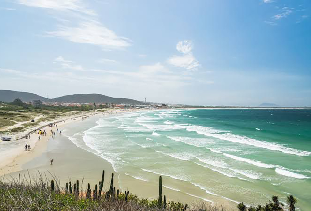 PM com agentes bilíngues chega ao Peró, em Cabo Frio, para fortalecer segurança e recepção aos visitantes